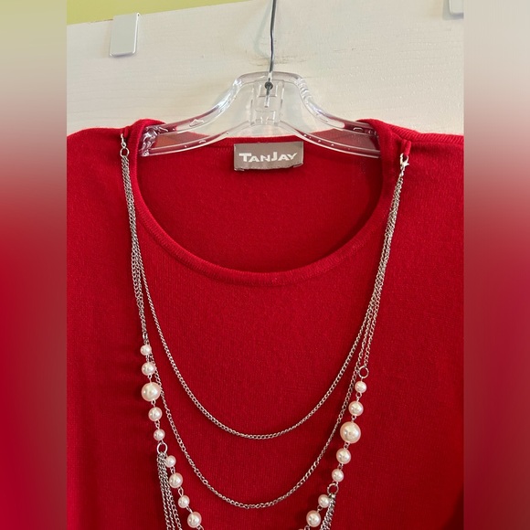 Red sweater with attached necklace - Picture 2 of 2